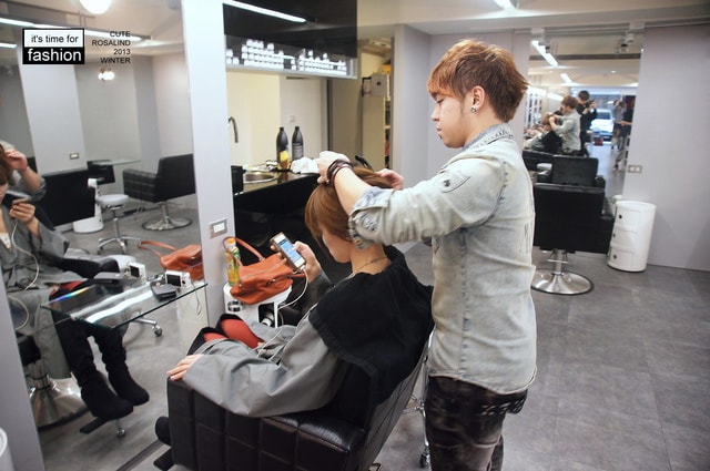 【髮型】灰棕底MIX紅色片染。立馬變身低調個性女孩❤