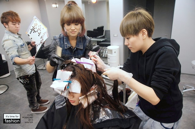 【髮型】灰棕底MIX紅色片染。立馬變身低調個性女孩❤