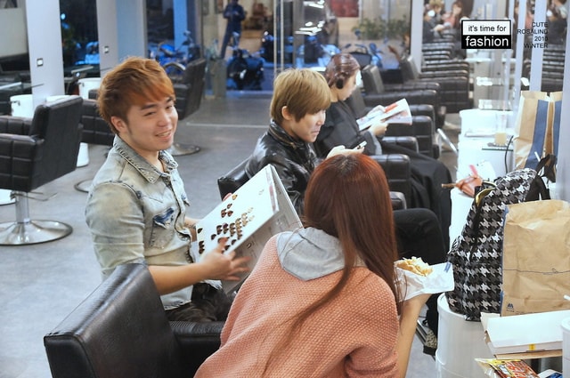 【髮型】灰棕底MIX紅色片染。立馬變身低調個性女孩❤