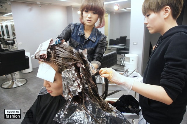 【髮型】灰棕底MIX紅色片染。立馬變身低調個性女孩❤