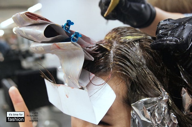 【髮型】灰棕底MIX紅色片染。立馬變身低調個性女孩❤