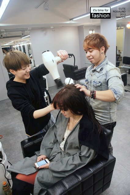 【髮型】灰棕底MIX紅色片染。立馬變身低調個性女孩❤