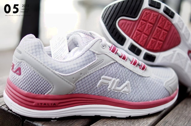 【穿搭】小情侶的運動走跳好夥伴。FILA秒速系列慢跑球鞋❤