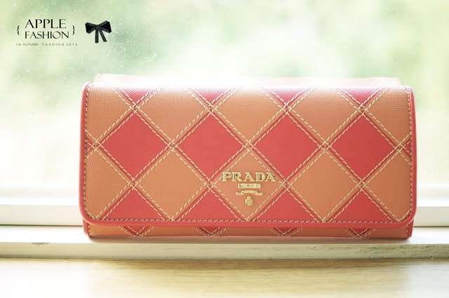 【開箱】Chanel 2.55菱格紋海軍藍佳積布銀鍊包+PRADA桃紅雙色皮夾❤ - 第37張圖 【開箱】Chanel 2.55菱格紋海軍藍佳積布銀鍊包+PRADA桃紅雙色皮夾❤