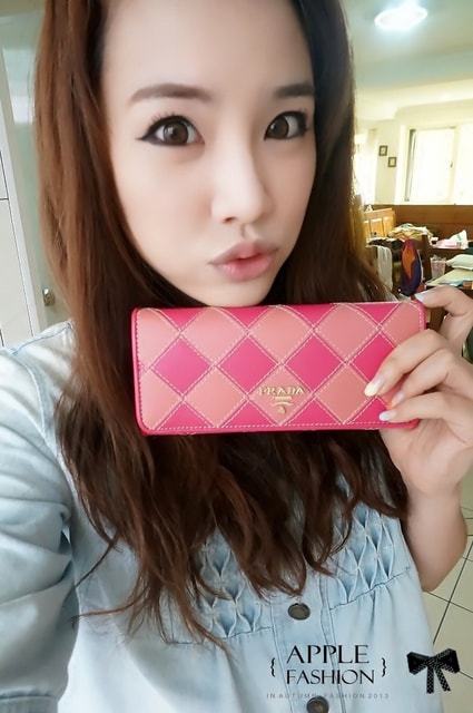 【開箱】Chanel 2.55菱格紋海軍藍佳積布銀鍊包+PRADA桃紅雙色皮夾❤ - 第52張圖 【開箱】Chanel 2.55菱格紋海軍藍佳積布銀鍊包+PRADA桃紅雙色皮夾❤