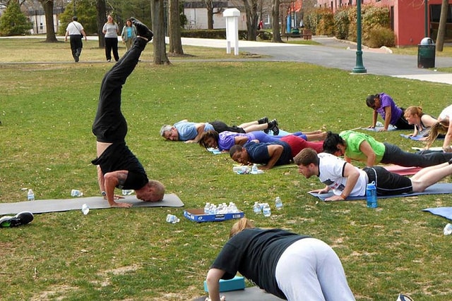 【逼先生專欄】〈過年讓親戚輸到脫褲專輯〉 - 第5張圖 YOGA_JohnCorrigan_01WEB-792x528