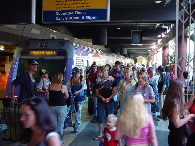 【逼先生專欄】《完全防搶手冊》義大利行前必讀防搶要點 - 第9張圖 People at Train Station