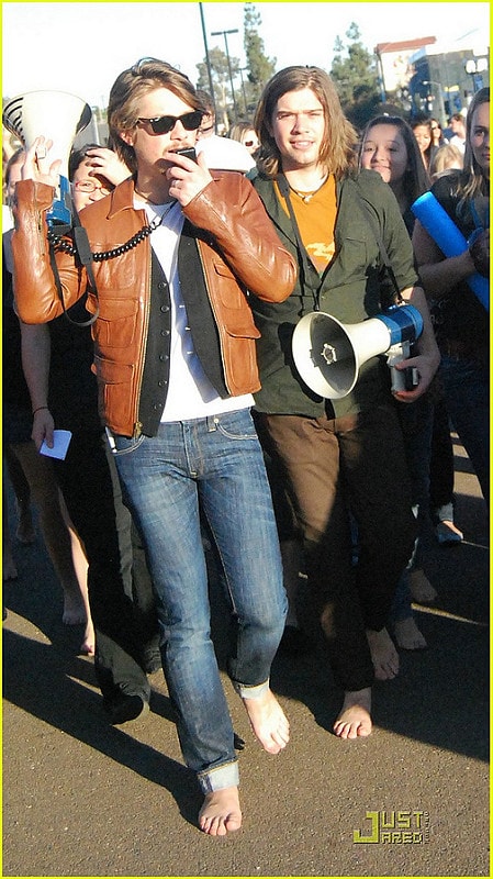 【逼先生專欄】《完全防搶手冊》義大利行前必讀防搶要點 - 第19張圖 hanson-barefoot-04