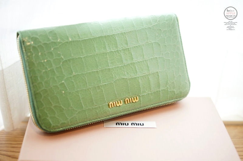 【敗家】義大利OUTLET戰利品。薄荷綠miu miu漆皮壓鱷紋拉鍊長夾 - 第11張圖 DSC07851