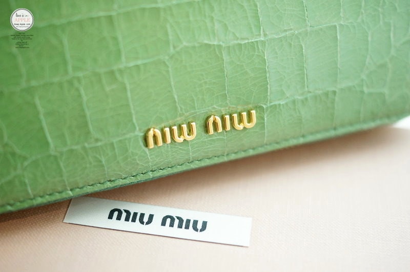 【敗家】義大利OUTLET戰利品。薄荷綠miu miu漆皮壓鱷紋拉鍊長夾 - 第15張圖 DSC07852