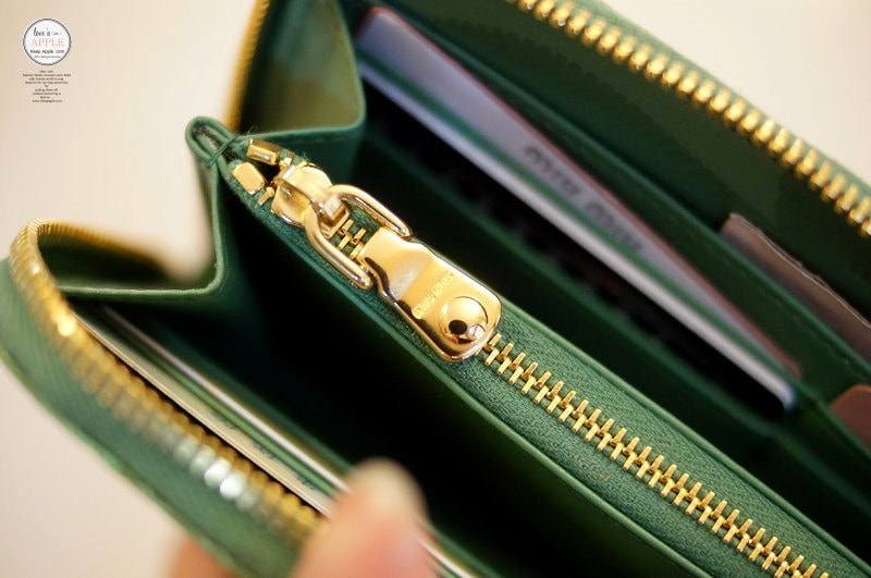【敗家】義大利OUTLET戰利品。薄荷綠miu miu漆皮壓鱷紋拉鍊長夾 - 第16張圖 DSC09018