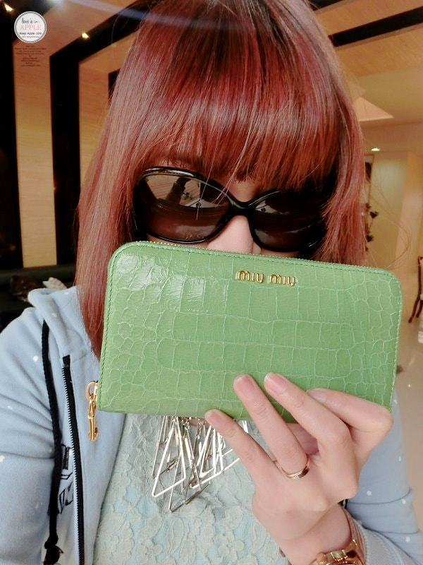 【敗家】義大利OUTLET戰利品。薄荷綠miu miu漆皮壓鱷紋拉鍊長夾 - 第30張圖 CIMG0068