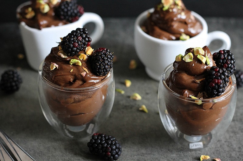 chocolate-avocado-mousse-with-blackberries-and-pistachios-02