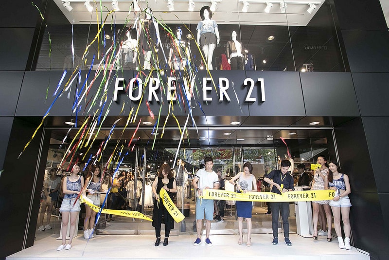 4.Forever 21忠孝店今日盛大開幕，活動嘉賓修杰楷、柯佳嬿與忠孝門市代表共同剪綵