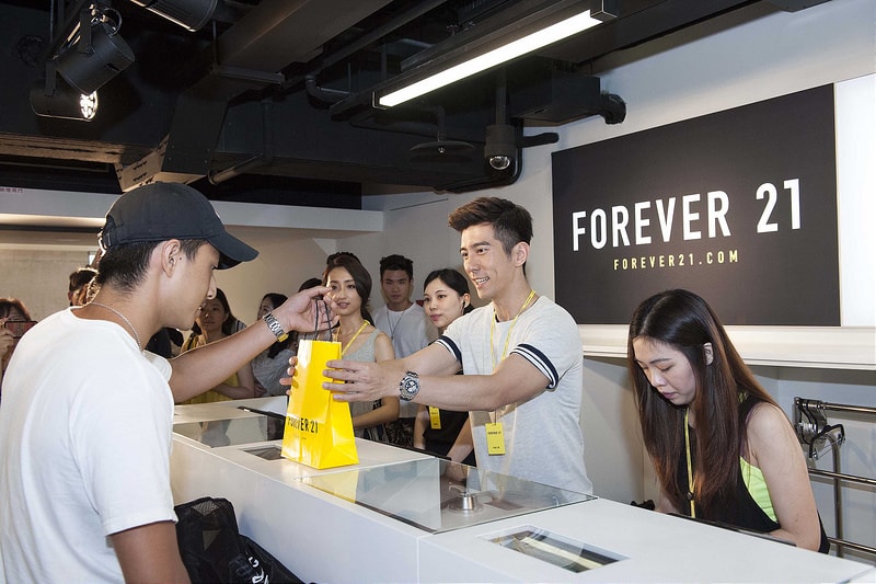 8.Forever 21忠孝店今日盛大開幕，修杰楷和柯佳嬿擔任一日店長為顧客結帳