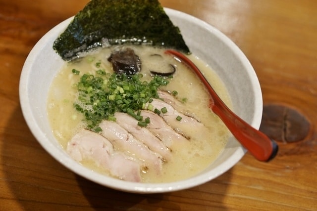 【逼先生專欄】《九州自由行:福岡篇(一)》外觀反差的超濃厚鹽味湯頭、福岡機場必吃拉麵429 - 第8張圖 3828610864af-b7e6-46f6-b5be-9d1987aeef88_m