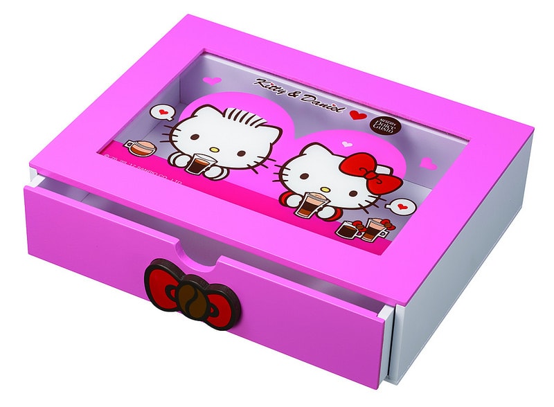 【生活】把家變成咖啡館//Nescafé Dolce Gusto雀巢多趣酷思膠囊咖啡機 - 第61張圖 Kitty & Daniel 膠囊收納木盒