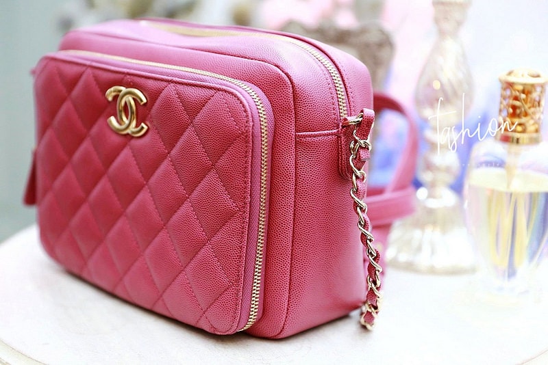 【敗家】德國漢堡購入的CHANEL香奈兒深粉紅休閒側背包開箱 // 荔枝皮好保養又好看 - 第4張圖 IMG_2435