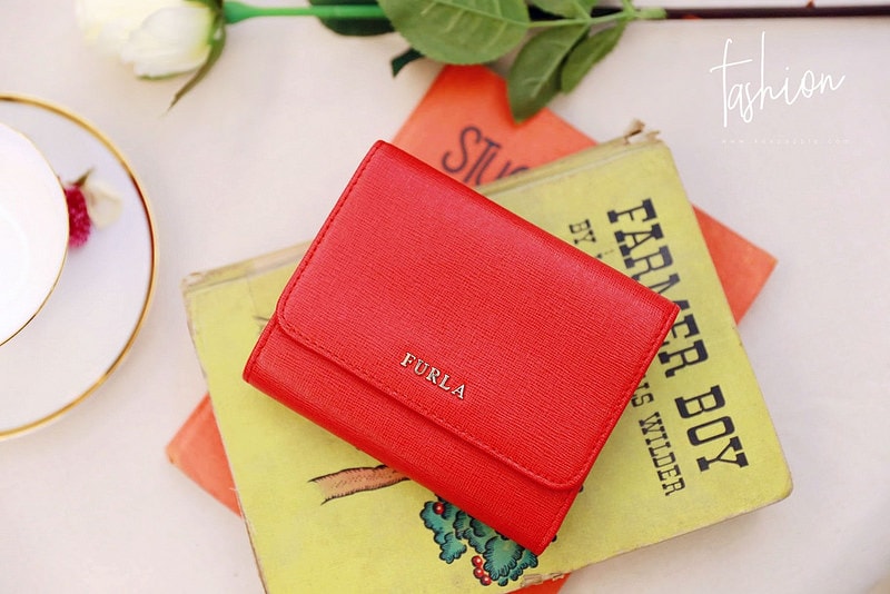 【敗家】小包包的好朋友。FURLA素面金字LOGO防刮牛皮釦式三折短夾 - 第8張圖 IMG_8368