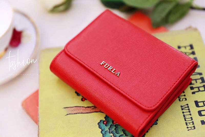 【敗家】小包包的好朋友。FURLA素面金字LOGO防刮牛皮釦式三折短夾 - 第9張圖 IMG_8371