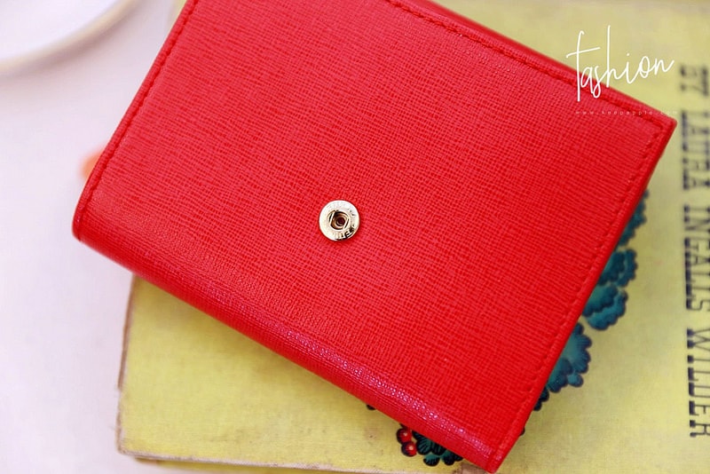 【敗家】小包包的好朋友。FURLA素面金字LOGO防刮牛皮釦式三折短夾 - 第11張圖 IMG_8377