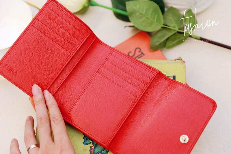 【敗家】小包包的好朋友。FURLA素面金字LOGO防刮牛皮釦式三折短夾 - 第12張圖 IMG_8381