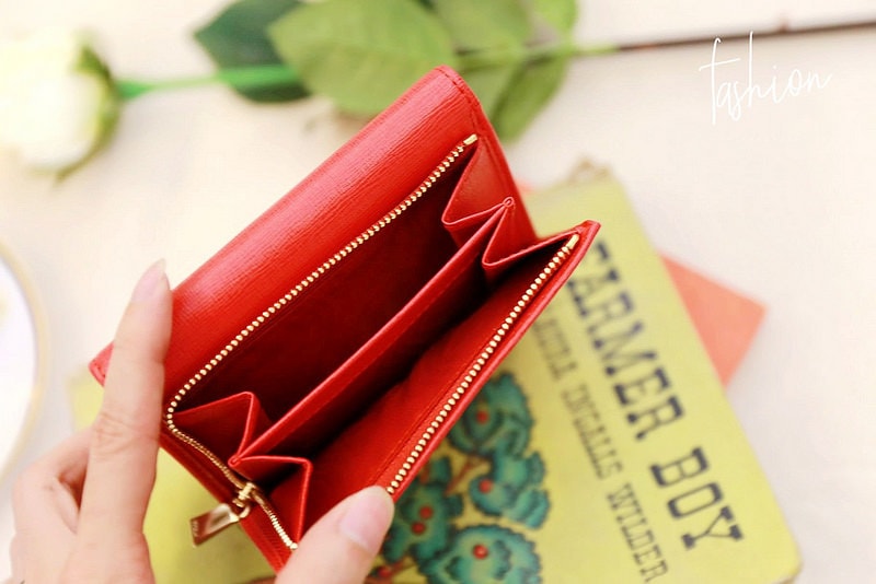 【敗家】小包包的好朋友。FURLA素面金字LOGO防刮牛皮釦式三折短夾 - 第13張圖 IMG_8389