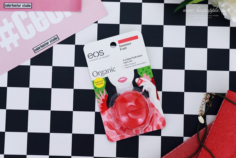 【唇妝】風靡歐美的EOS伊歐詩天然潤唇球-陽光野莓、草莓雪酪、夏日水果 - 第9張圖 IMG_6960