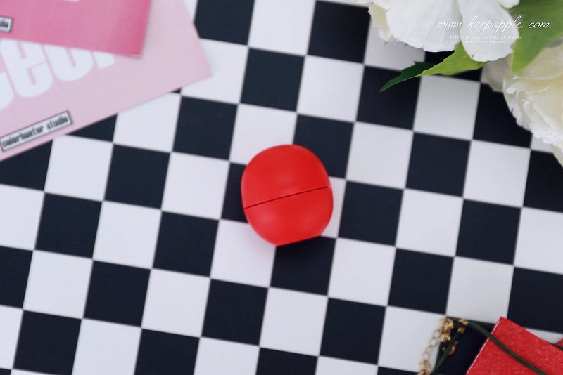 【唇妝】風靡歐美的EOS伊歐詩天然潤唇球-陽光野莓、草莓雪酪、夏日水果 - 第10張圖 IMG_6968