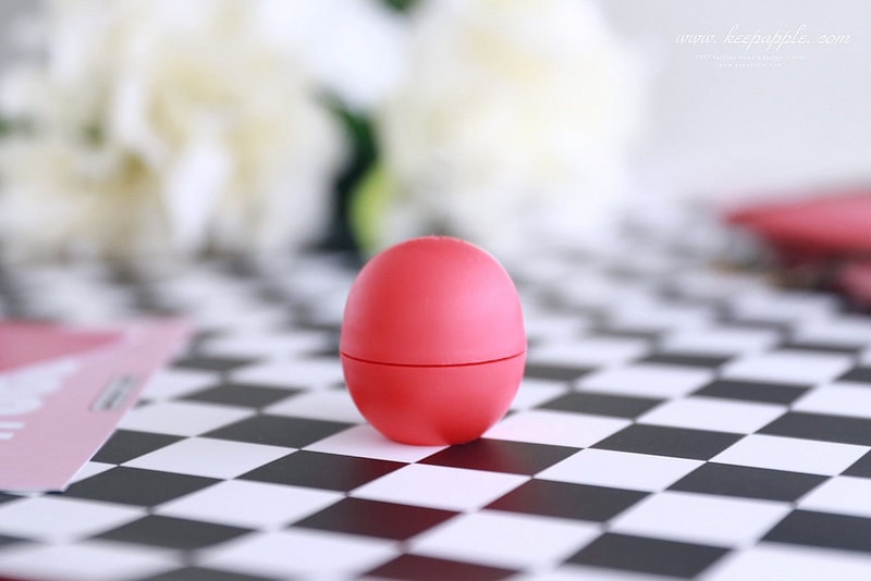 【唇妝】風靡歐美的EOS伊歐詩天然潤唇球-陽光野莓、草莓雪酪、夏日水果 - 第11張圖 IMG_7022