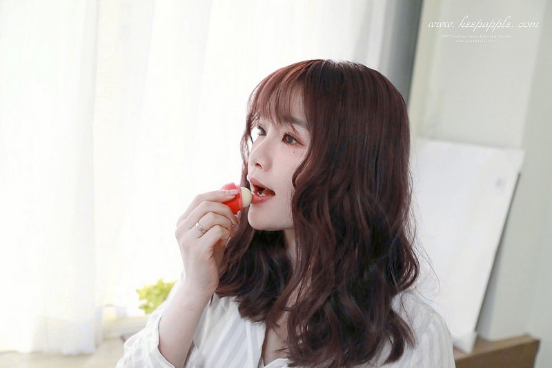 【唇妝】風靡歐美的EOS伊歐詩天然潤唇球-陽光野莓、草莓雪酪、夏日水果 - 第13張圖 IMG_7065