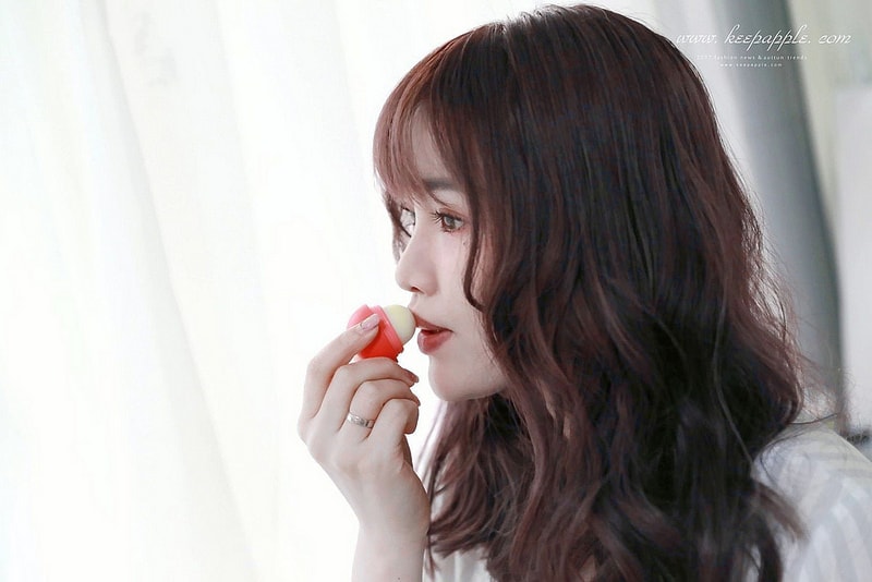 【唇妝】風靡歐美的EOS伊歐詩天然潤唇球-陽光野莓、草莓雪酪、夏日水果 - 第14張圖 IMG_7068