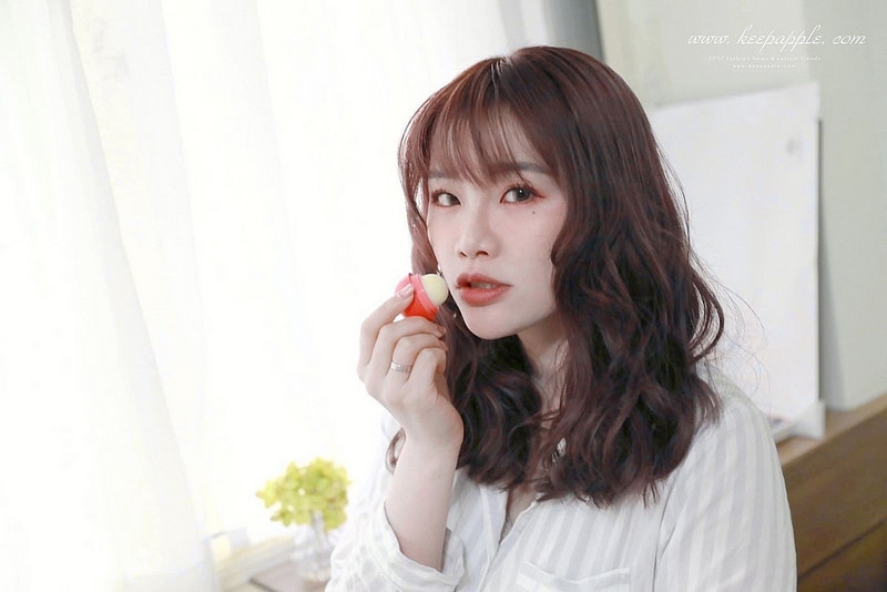 【唇妝】風靡歐美的EOS伊歐詩天然潤唇球-陽光野莓、草莓雪酪、夏日水果 - 第15張圖 IMG_7075