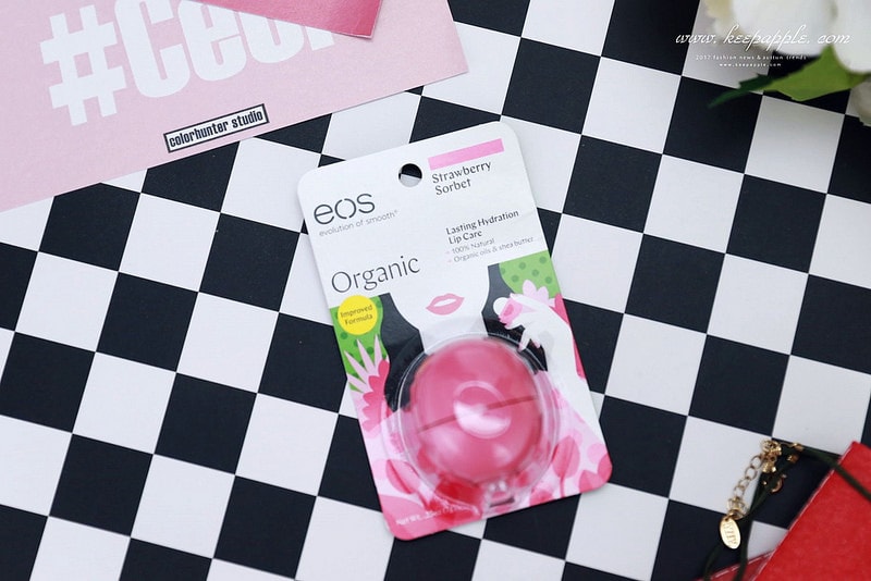 【唇妝】風靡歐美的EOS伊歐詩天然潤唇球-陽光野莓、草莓雪酪、夏日水果 - 第16張圖 IMG_6979