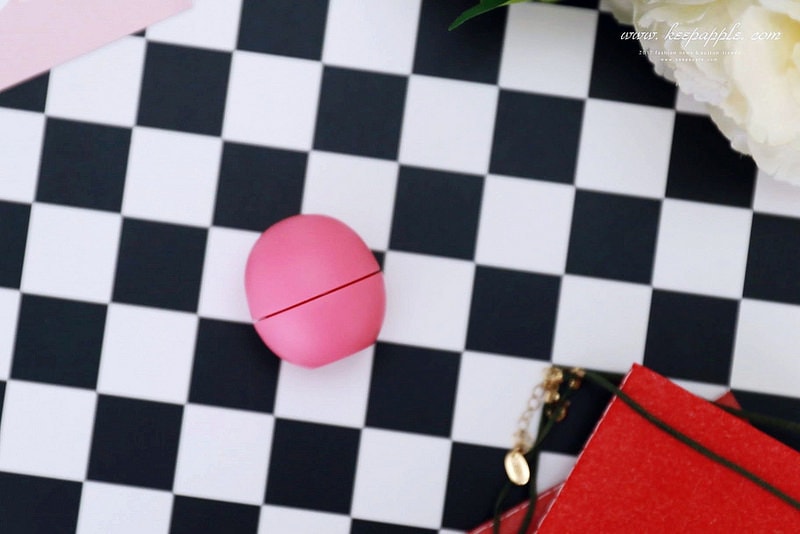 【唇妝】風靡歐美的EOS伊歐詩天然潤唇球-陽光野莓、草莓雪酪、夏日水果 - 第17張圖 IMG_6983