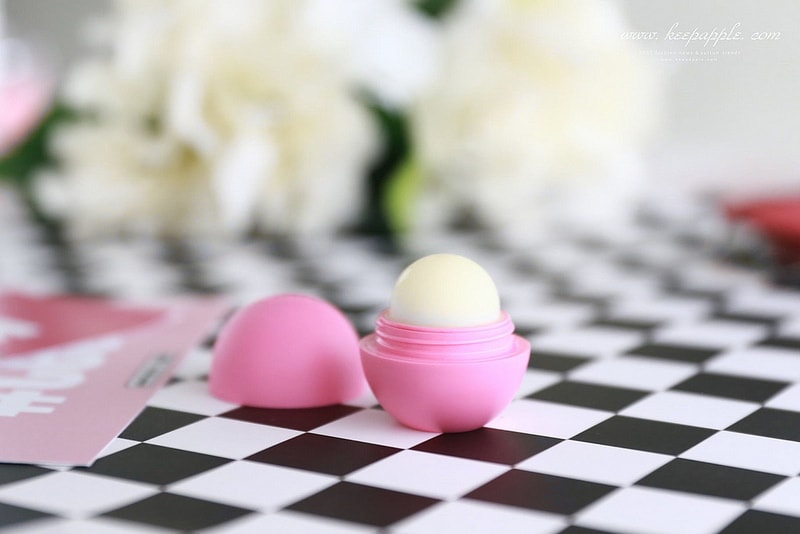 【唇妝】風靡歐美的EOS伊歐詩天然潤唇球-陽光野莓、草莓雪酪、夏日水果 - 第19張圖 IMG_7027