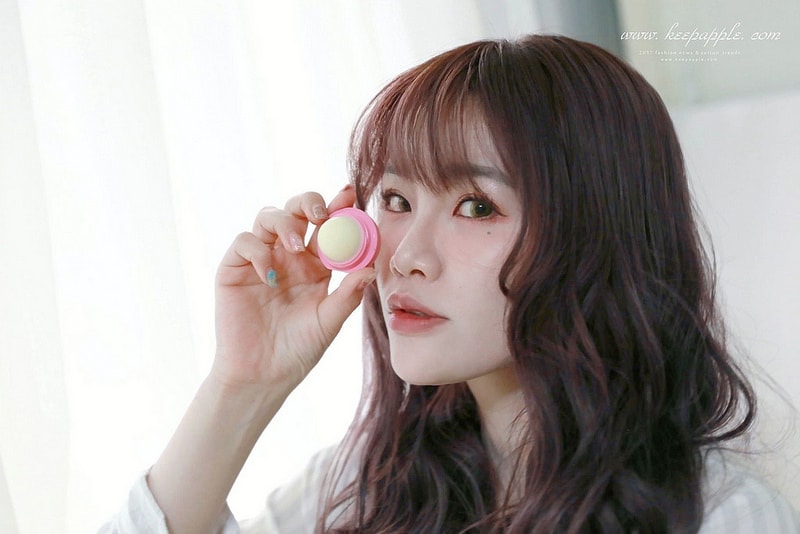 【唇妝】風靡歐美的EOS伊歐詩天然潤唇球-陽光野莓、草莓雪酪、夏日水果 - 第21張圖 IMG_7091