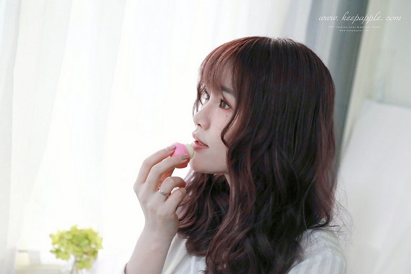 【唇妝】風靡歐美的EOS伊歐詩天然潤唇球-陽光野莓、草莓雪酪、夏日水果 - 第22張圖 IMG_7111