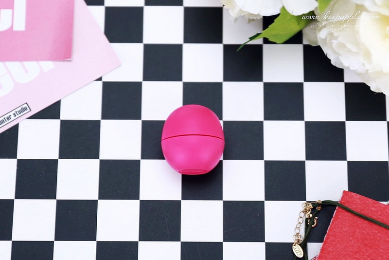 【唇妝】風靡歐美的EOS伊歐詩天然潤唇球-陽光野莓、草莓雪酪、夏日水果 - 第24張圖 IMG_6998