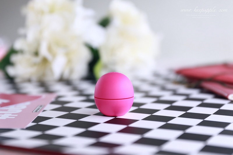 【唇妝】風靡歐美的EOS伊歐詩天然潤唇球-陽光野莓、草莓雪酪、夏日水果 - 第25張圖 IMG_7028