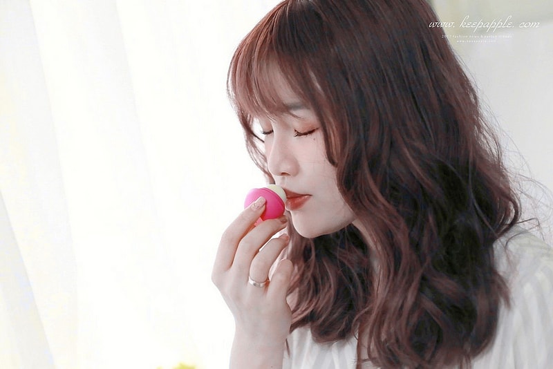 【唇妝】風靡歐美的EOS伊歐詩天然潤唇球-陽光野莓、草莓雪酪、夏日水果 - 第27張圖 IMG_7077