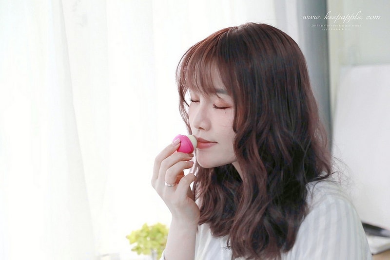 【唇妝】風靡歐美的EOS伊歐詩天然潤唇球-陽光野莓、草莓雪酪、夏日水果 - 第28張圖 IMG_7083