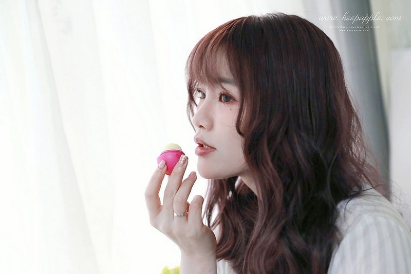 【唇妝】風靡歐美的EOS伊歐詩天然潤唇球-陽光野莓、草莓雪酪、夏日水果 - 第29張圖 IMG_7085