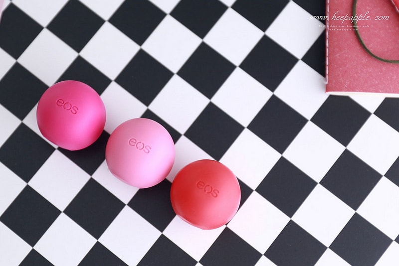 【唇妝】風靡歐美的EOS伊歐詩天然潤唇球-陽光野莓、草莓雪酪、夏日水果 - 第34張圖 IMG_7021