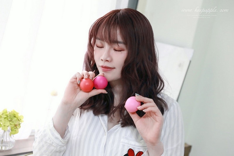 【唇妝】風靡歐美的EOS伊歐詩天然潤唇球-陽光野莓、草莓雪酪、夏日水果 - 第37張圖 IMG_7057