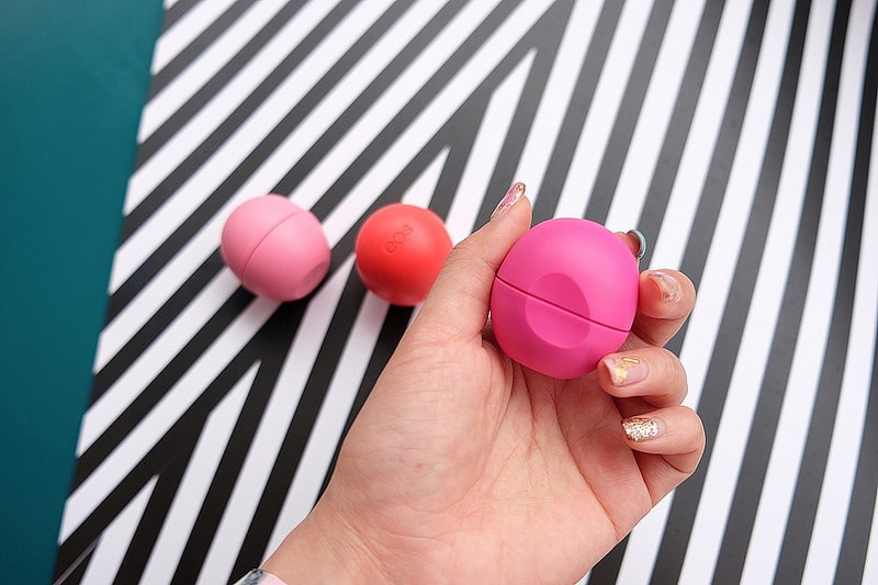 【唇妝】風靡歐美的EOS伊歐詩天然潤唇球-陽光野莓、草莓雪酪、夏日水果 - 第43張圖 DSCF6770