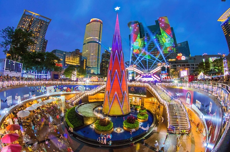 【活動】「2019新北市歡樂耶誕城」。雷射光雕秀/三大必逛主題燈區/交通資訊/活動內容/必逛必拍網美景點 - 第2張圖 Mega50所在百揚大樓與聖誕樹相映成趣