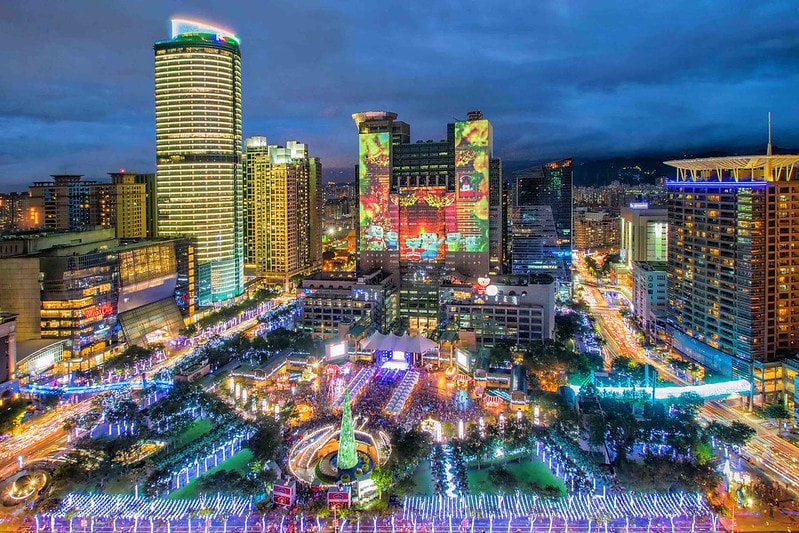 【活動】「2019新北市歡樂耶誕城」。雷射光雕秀/三大必逛主題燈區/交通資訊/活動內容/必逛必拍網美景點 - 第5張圖 Mega50可俯瞰新北市府廣場