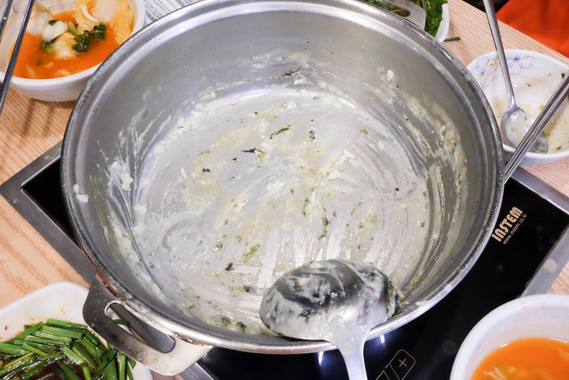 【逼先生專欄】首爾旅遊美食紀錄 《弘大一隻雞》 能吃到燉飯的一隻雞究竟是怎樣的一隻雞!? - 第21張圖 DSCF1880