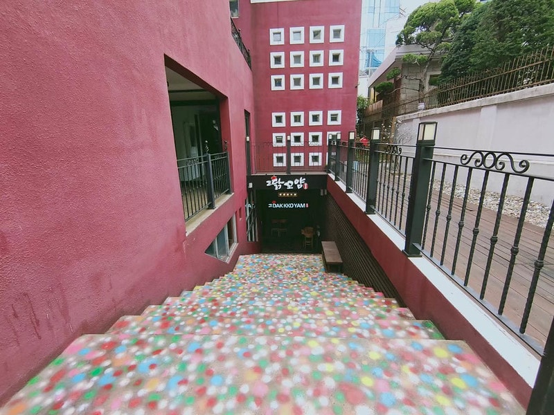 【逼先生專欄】首爾旅遊美食紀錄 弘大必吃 平價文青風「DAKKKOYAM」 (닭꼬얌) 四色燒雞 - 第3張圖 2019首爾_200306_0058